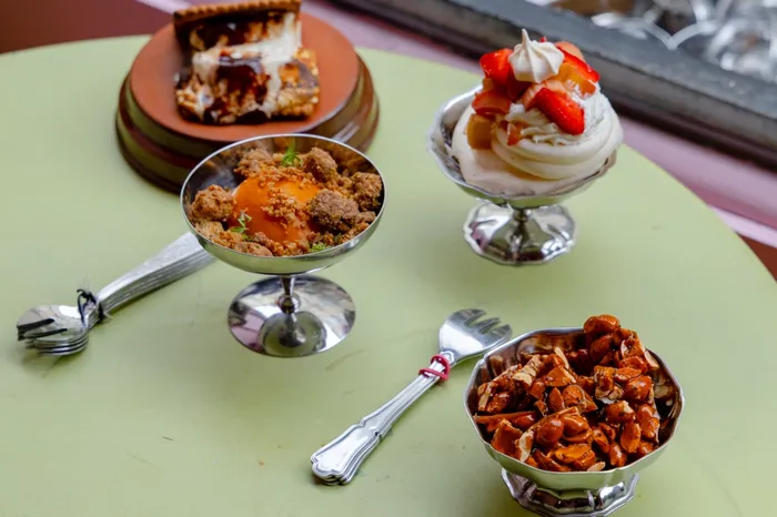 desserts posés au centre de la table