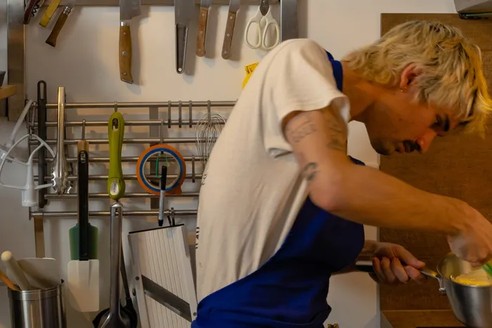 mise en place dans une cuisine de maison