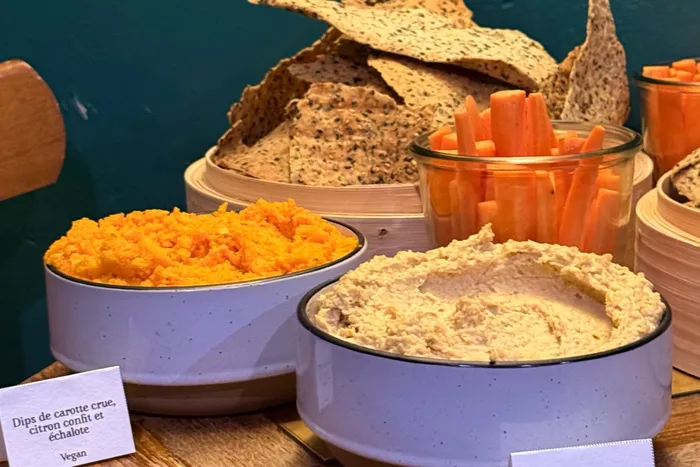 dips et légumes crus, étiquetés