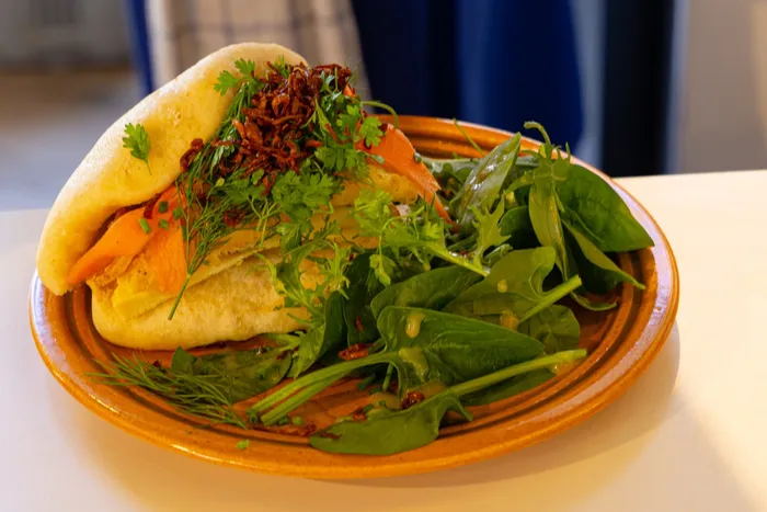 plat unique de résidence, pain plat et herbes