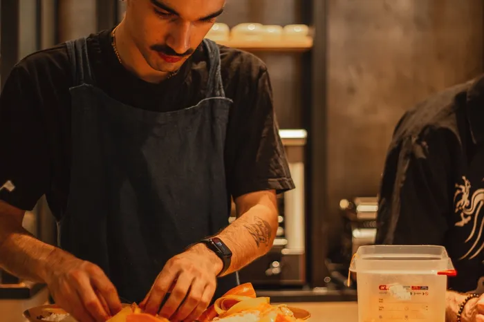 service en binôme dans une cuisine prêtée